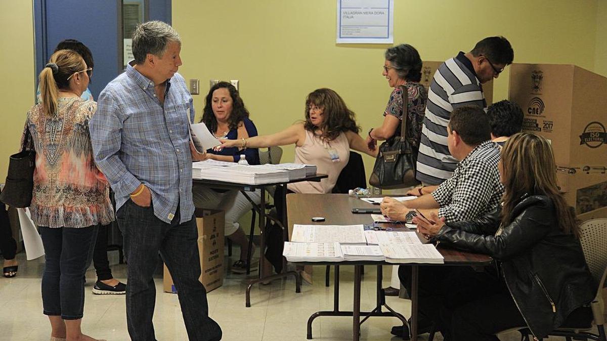 Ecuatorianos en Miami votan el domingo 19 de febrero en la Universidad Albizu en Doral.