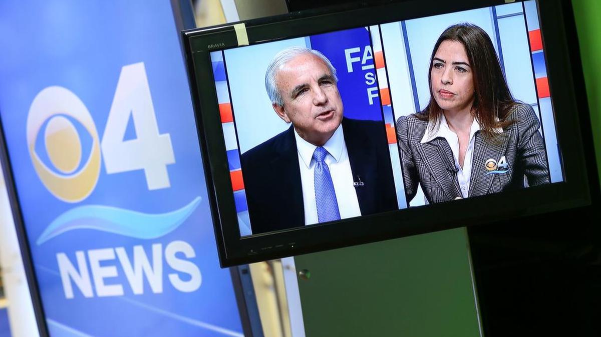 El alcalde Carlos Giménez debate con Raquel Regalado a inicios de octubre.
