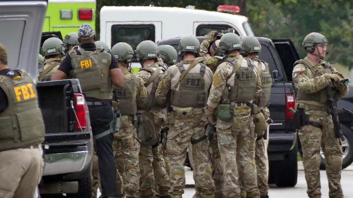 Un equipo del SWAT, del FBI, se reúne después de una redada en un lugar que se sospecha existe un laboratorio de carfentanil en el sur de Miami-Dade, el 2 de diciembre.