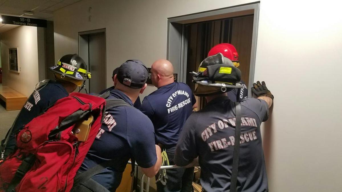 Bomberos de la ciudad de Miami rescatan a un mujer que estuvo atrapada por cuatro horas.