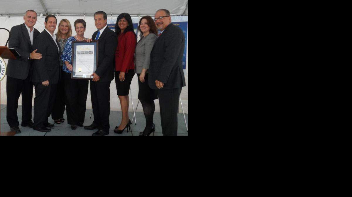 <cutline_leadin>El alcalde</cutline_leadin> de Hialeah, Carlos Hernández (centro), junto a otros políticos de Miami y Hialeah durante la ceremonia inuguración de la Planta de Agua Potable.