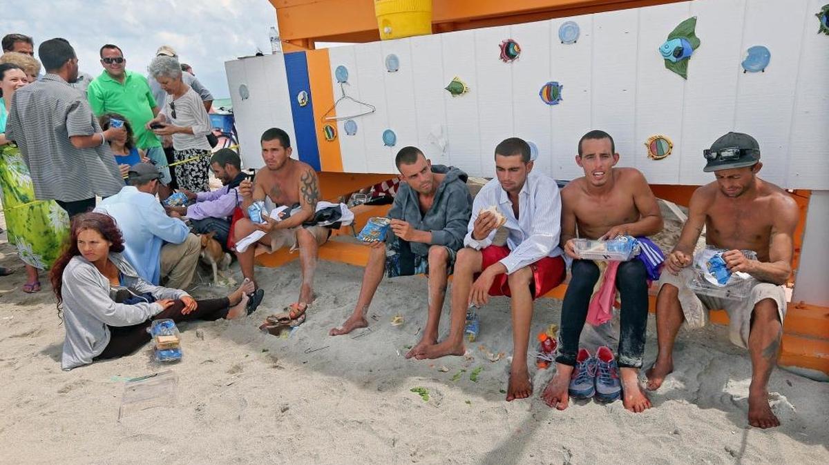 Doce balseros cubanos y un perro llegaron a Miami Beach el 15 de septiembre del 2015. Escenas como esta podrían cambiar bajo la nueva política hacia los inmigrantes cubanos.