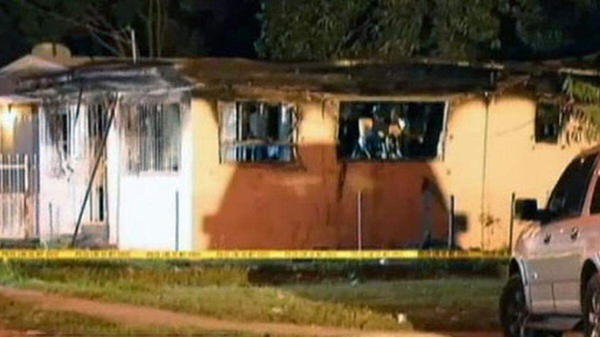 Una mujer fue detenida tras lanzar un explosivo a través de la ventana de una casa de Liberty City. Cortesía NBC6