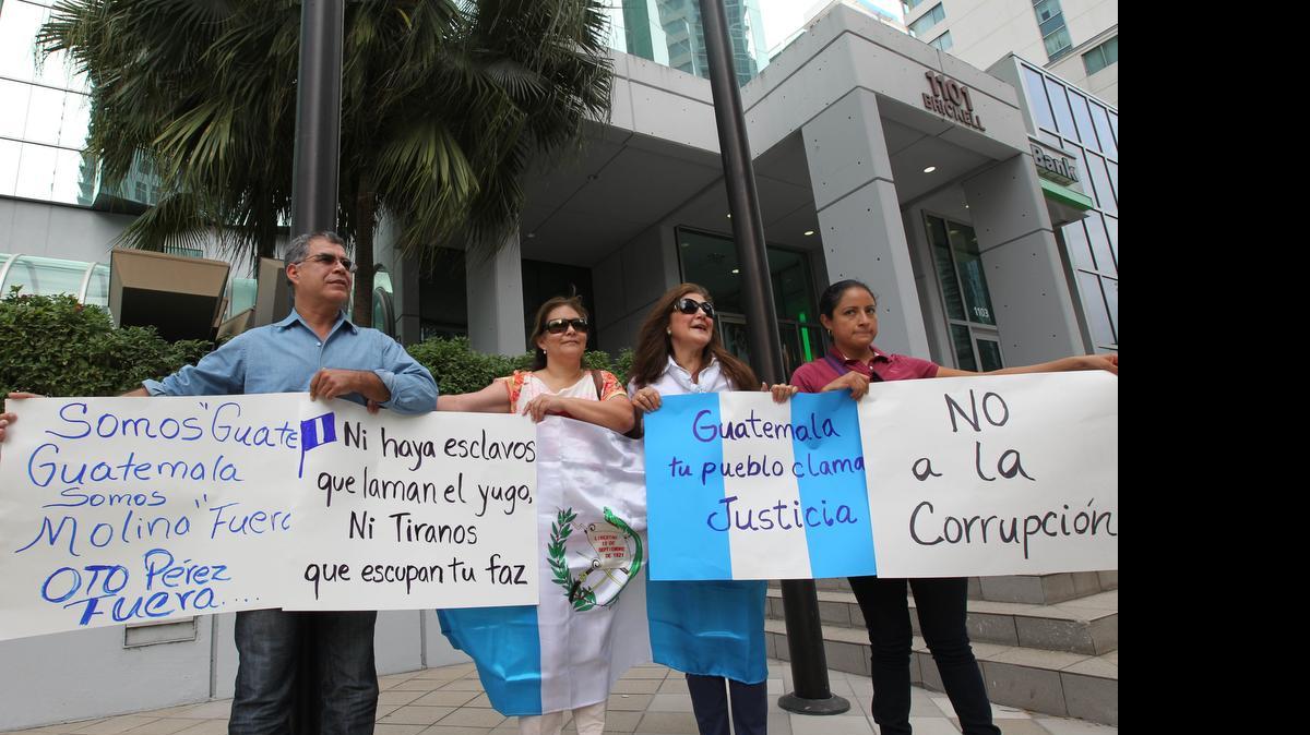 
Los guatemaltecos Luini Garcia (izq.), Ana Quiroa, Ana Beatriz Halliday y Luz Arqueta fueron parte de un grupo que se reunieron frente al consulado de Guatemala en Miami el sábado.

