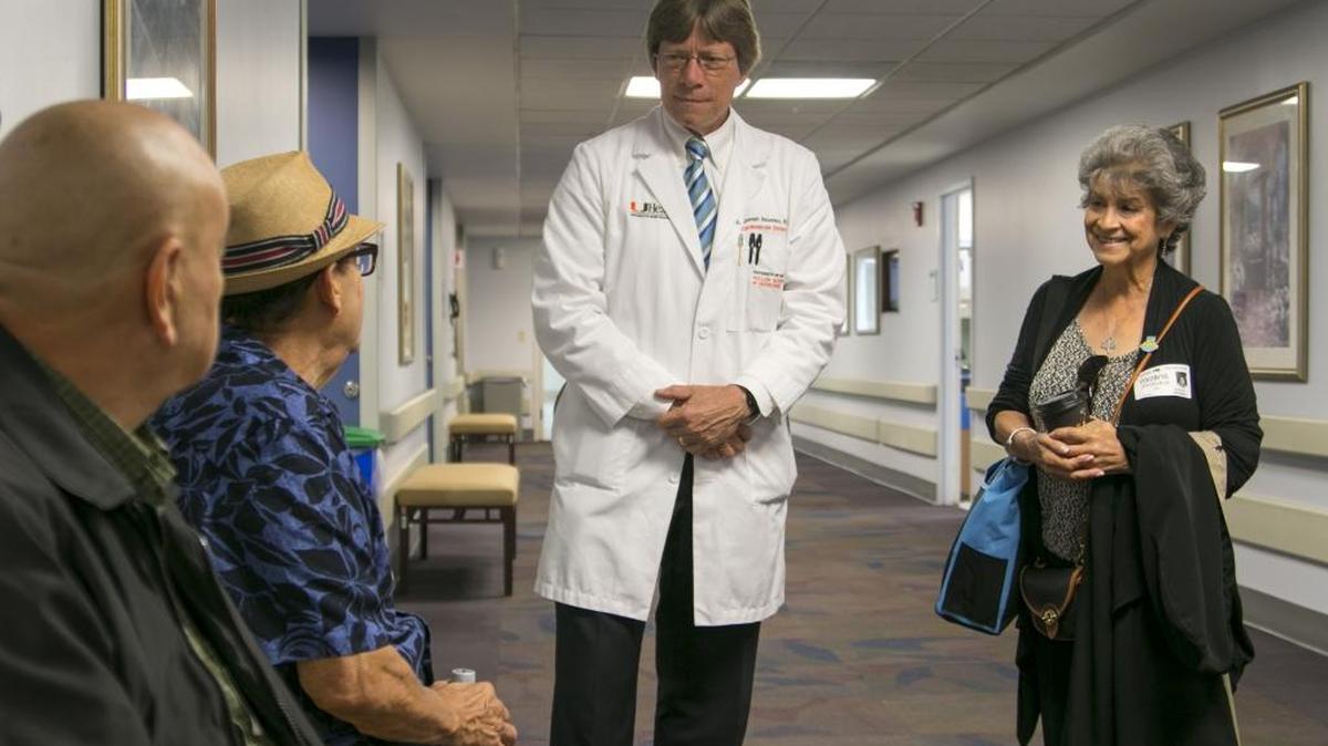 Myriam Correa Sherman, primera hispana trasplantada de corazón, y el Dr. Eugene Bauerlein, el cardiólogo que la operó hace 25 años, hablan con otros pacientes.