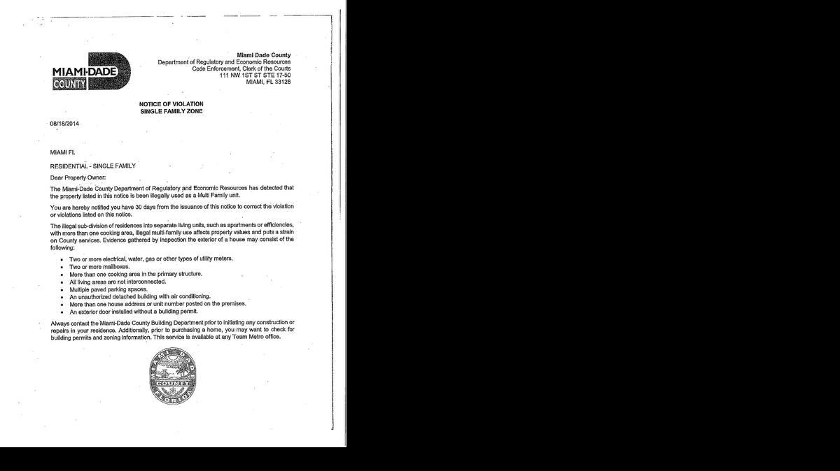 
Una de las cartas se titula “Notice of Violation, Single Family Zone” (Notificación de violación, zona unifamiliar).


