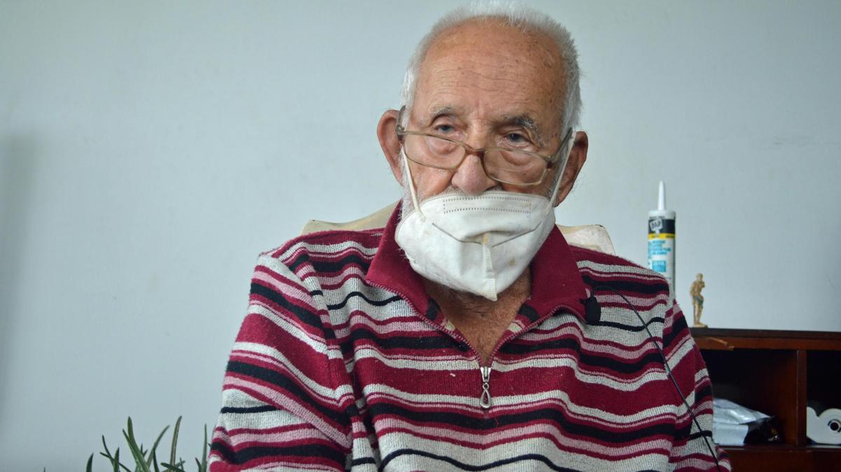 Orlando Bello, de 90 años, vive solo en un apartamento desordenado de North Miami, en el que no funcionan ni el aire acondicionado ni la cocina.
