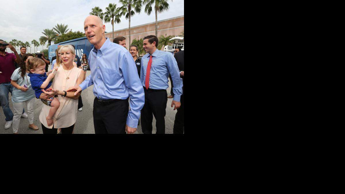 
El gobernador de la Florida Rick Scott en su visita el miércoles a Doral junto a su esposa y su nieto en un recorrido de campaña por el sur del estado.


