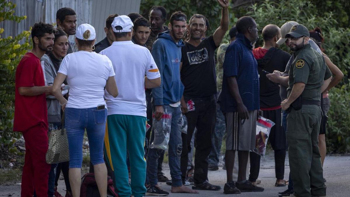 Funcionarios vigilan a un grupo de inmigrantes cubanos que desembarcaron en Cayo Largo, el 8 de enero del 2023.