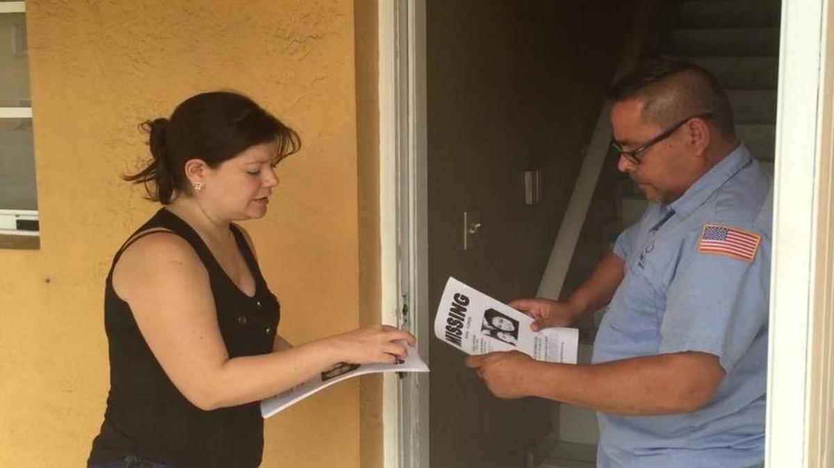 Carolina Moreno, hermana de la colombiana desaparecida Liliana Moreno, reparte folletos en Hialeah Gardens el lunes, para ayudar en la investigación del caso.