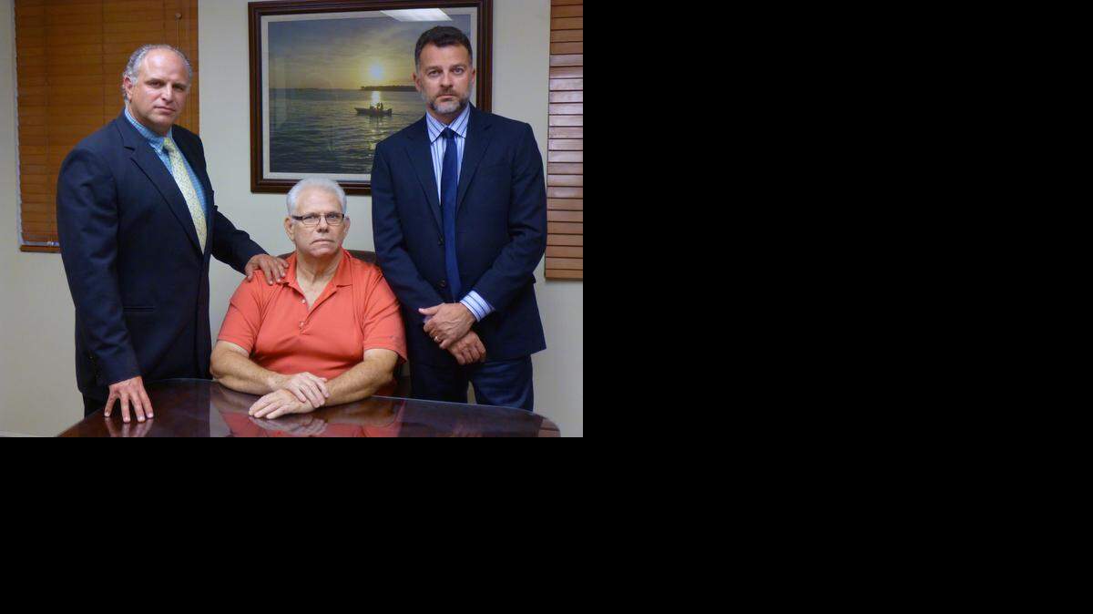 
Antonio Caballero, al centro, con los abogados Joseph Zumpano , izquierda, y León Patricios.
