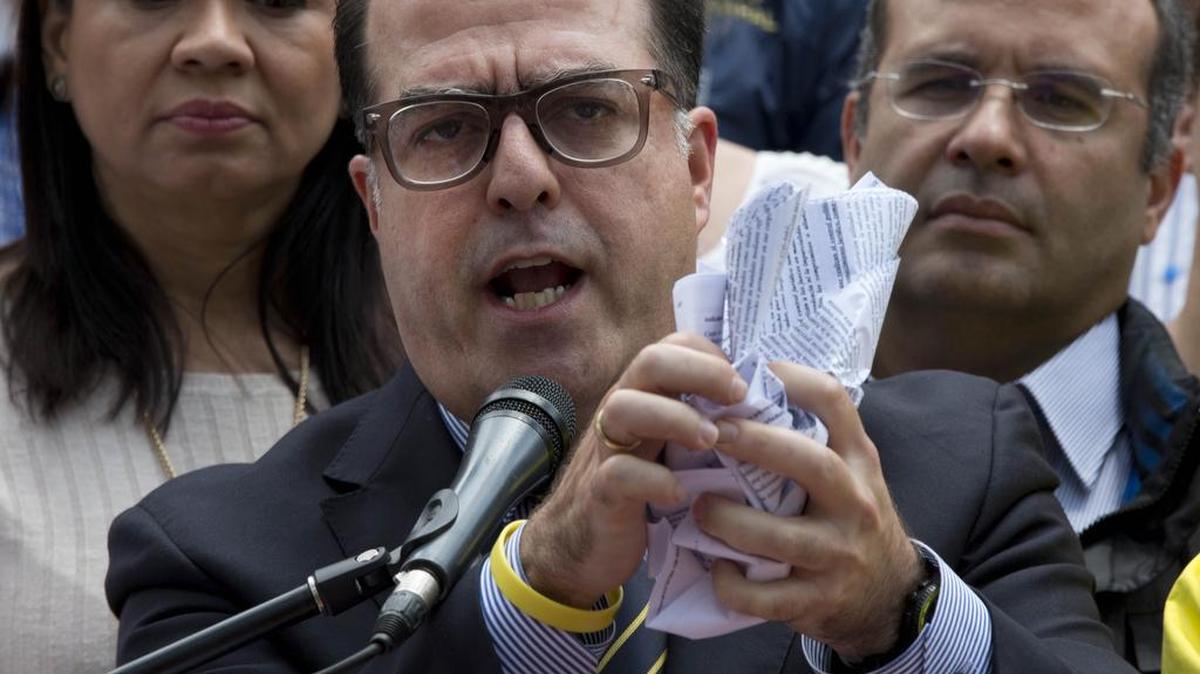 El presidente de la Asamblea Nacional, Julio Borges, rompe el decreto del Tribunal Supremo de Justicia en donde decretaba que este poder asumía las funciones del Parlamento, el 30 de marzo de 2017 en Caracas.
