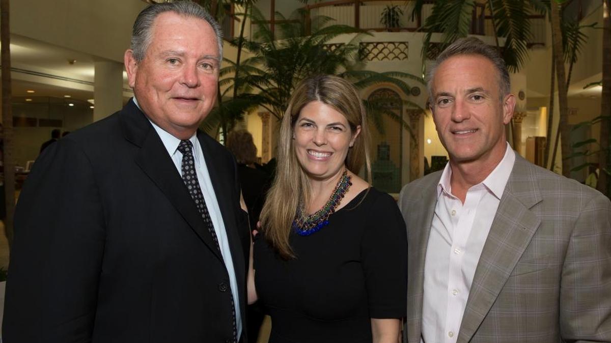 
William “Bill” Heffernan (izq.), ex presidente del Total Bank y ex alcalde de Miami Shores, es miembro de la junta de directores del Apollo Bank. En la foto junto a Katie y Ricky Arriola.

