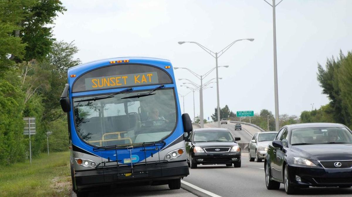 Un autobús del Condado Miami-Dade utiliza los carriles de emergencia de las autopistas para evitar el congestionamiento del tránsito.