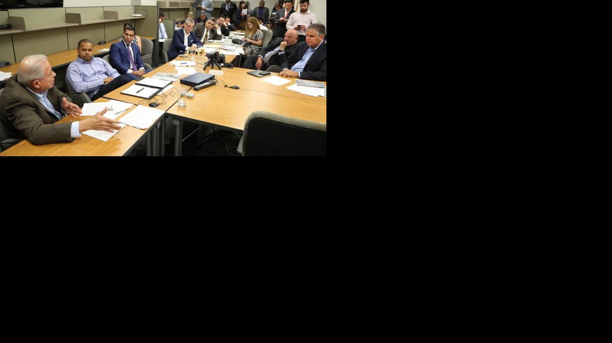 
El alcalde de Miami, Tomás Regalado (izq.), que participó en la reunión, dijo que va a vetar la resolución de Sarnoff, si pasa, porque no cree que el financiamiento del proyecto debe apresurarse.


