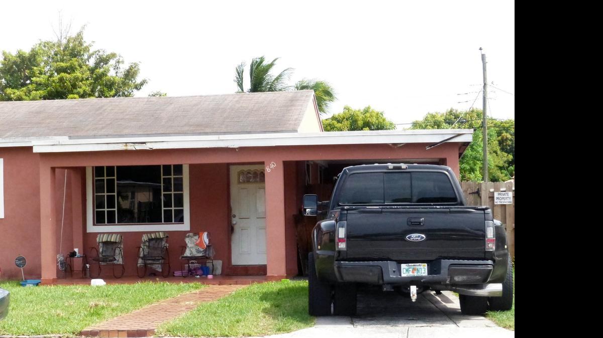 
Frente de la casa ubicada al 840 de la 32 Calle y la 9 Avenida del este de Hialeah, donde un hombre se parapetó con un pequeño niño el martes, 30 de junio del 2015.
