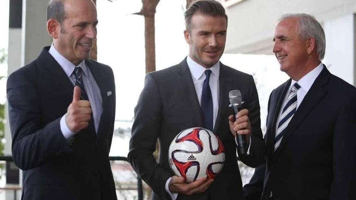 David Beckham (cen.), lanza su oferta para un estadio de fútbol de Miami en un en febrero del 2014, acompañado por el comisionado de la Liga Mayor de Fútbol, Don Garber (izq.) y el alcalde de Miami-Dade, Carlos Giménez.