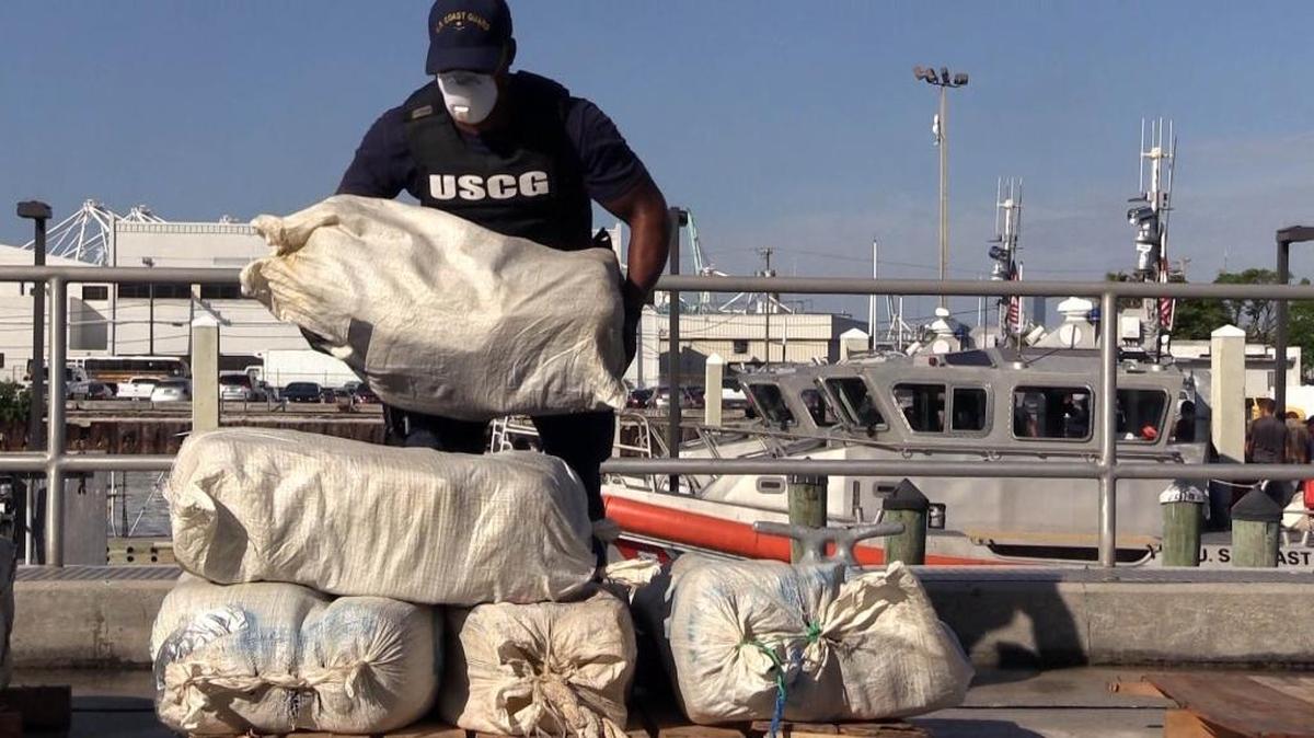 Miembros del Servicio de Guardacostas de EEUU descargan droga valorada en $11.8 millones, que transportaron varios escampavías a Miami Beach. Los narcóticos fueron decomisados en el Caribe el 3 de septiembre del 2015.