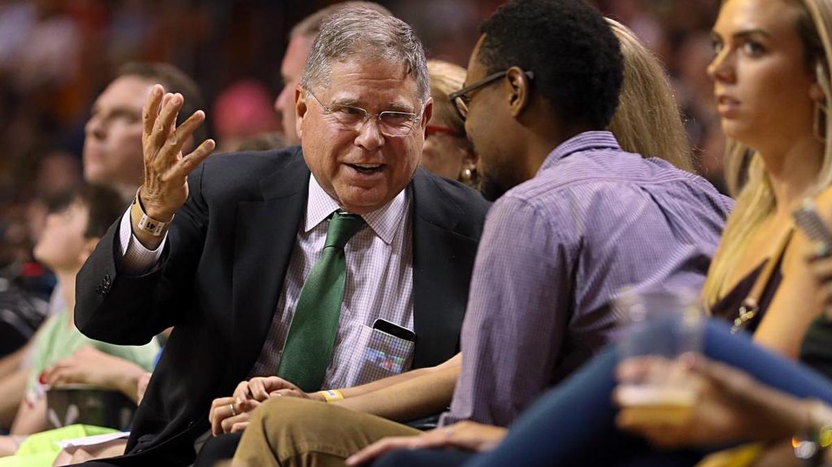 Alberto Ibargüen, presidente de la Fundación John S. y James L. Knight, asiste a un juego del Miami Heat el 7 de abril de este año. Ibargüen fue galardonado el martes con el Gran Premio Chapultepec 2016, la máxima distinción de la Sociedad Interamericana de Prensa.