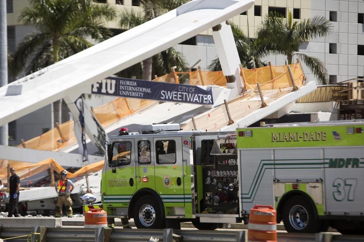 Rescatistas en la escena del accidente el 15 de marzo del 2018 en la 109 Avenida y la Calle 8 del Suroeste, en Miami.