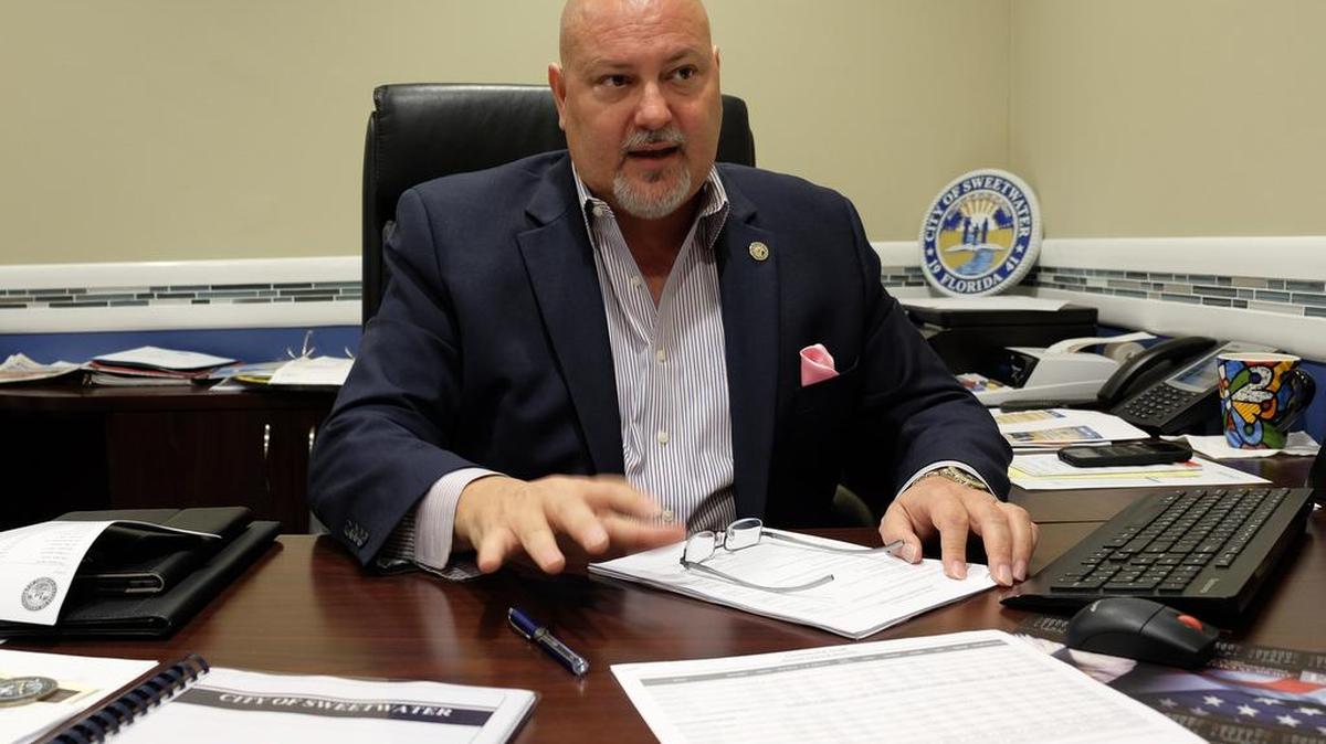 
Orlando López, alcalde de Sweetwater, habla el pasado 30 de julio sobre el presupuesto y las necesidades financieras de la ciudad.


