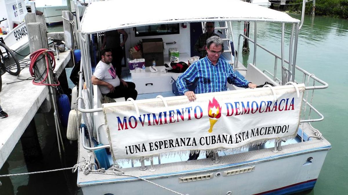 Ramón Saúl Sánchez (c), líder de la organización del exilio cubano en Miami, posa en el yate mientras acompaña a otros miembros de su Movimiento Democracia, este sábado 16 de abril de 2016, en el sector de los Cayos de Florida, Miami, EEUU, previo a la salida de una "flotilla de la libertad" hasta Cuba para lanzar 88 fuegos artificiales, uno por cada preso político en la isla, con el fin de que se vean desde La Habana.