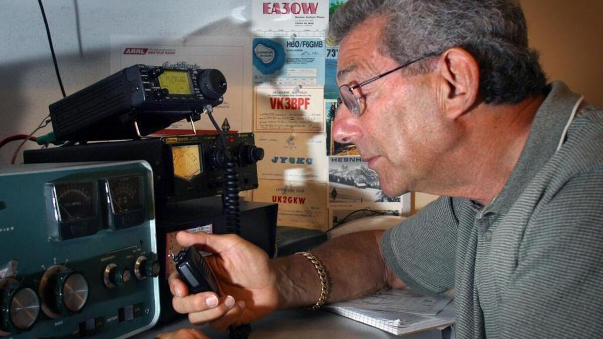 Imagen de archivo del 9 de noviembre del 2014 de un radioaficionado en Cooper City.