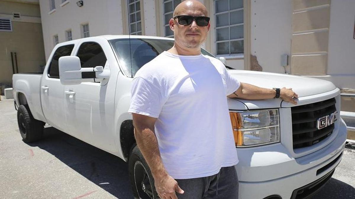 Dylan Harrison junto a su camioneta en Lake Worth, el 17 de junio del 2015.