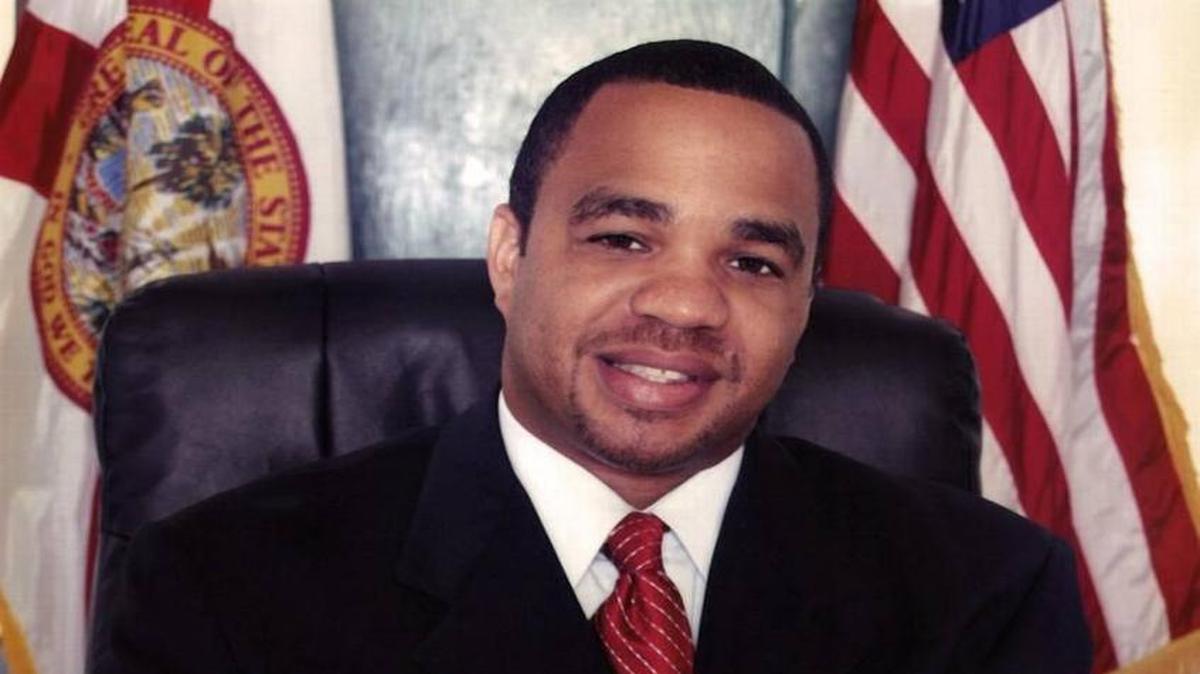 Terence Pinder, comisionado de Opa-locka murió el martes luege de chocar contra un árbol.