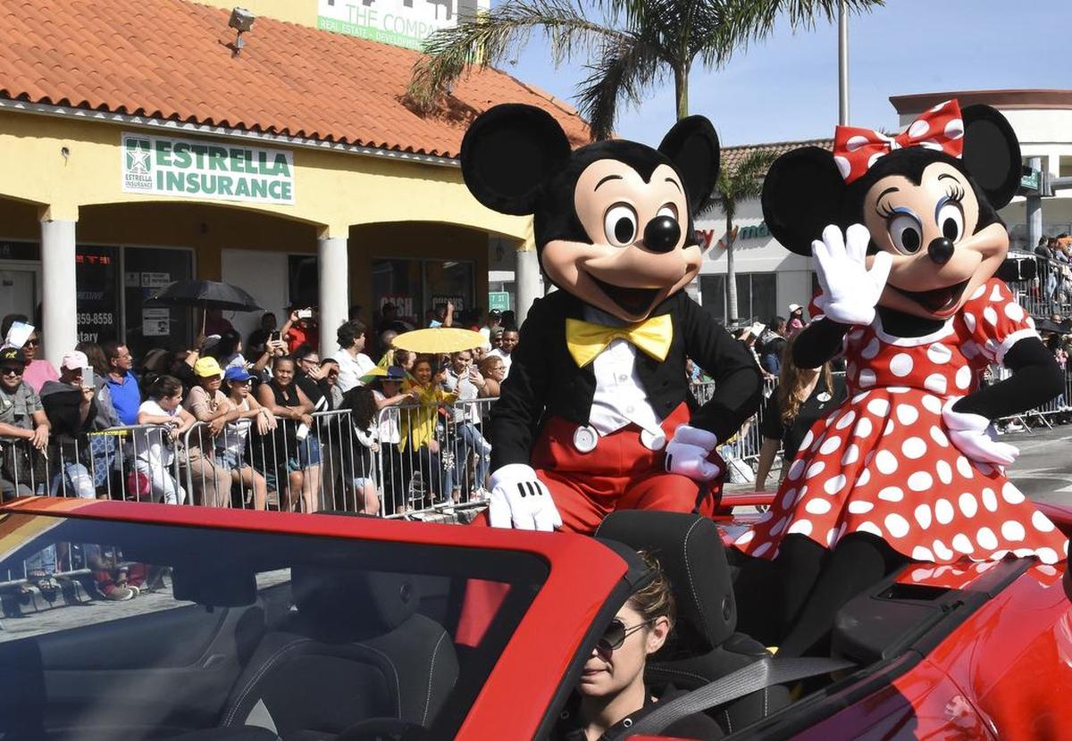 Micky y Minnie Mouse participan en el Desfile Anual de los Tres Reyes en la Pequeña Habana en Miami, el domingo por la tarde el 14 de enero de 2018.