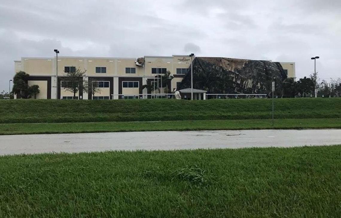 El Keys Gate Charter High School en Homestead perdió el techo debido a la brutal fuerza de los vientos al paso del huracán Irma por el sur de la Florida el fin de semana.