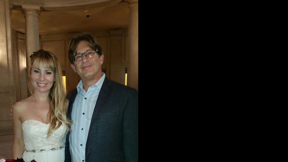 
Brian Sheen y su única hija, Spring, el día de su boda. El padre ha demandado a la Iglesia de Cienciología por violación de sus derechos civiles.
