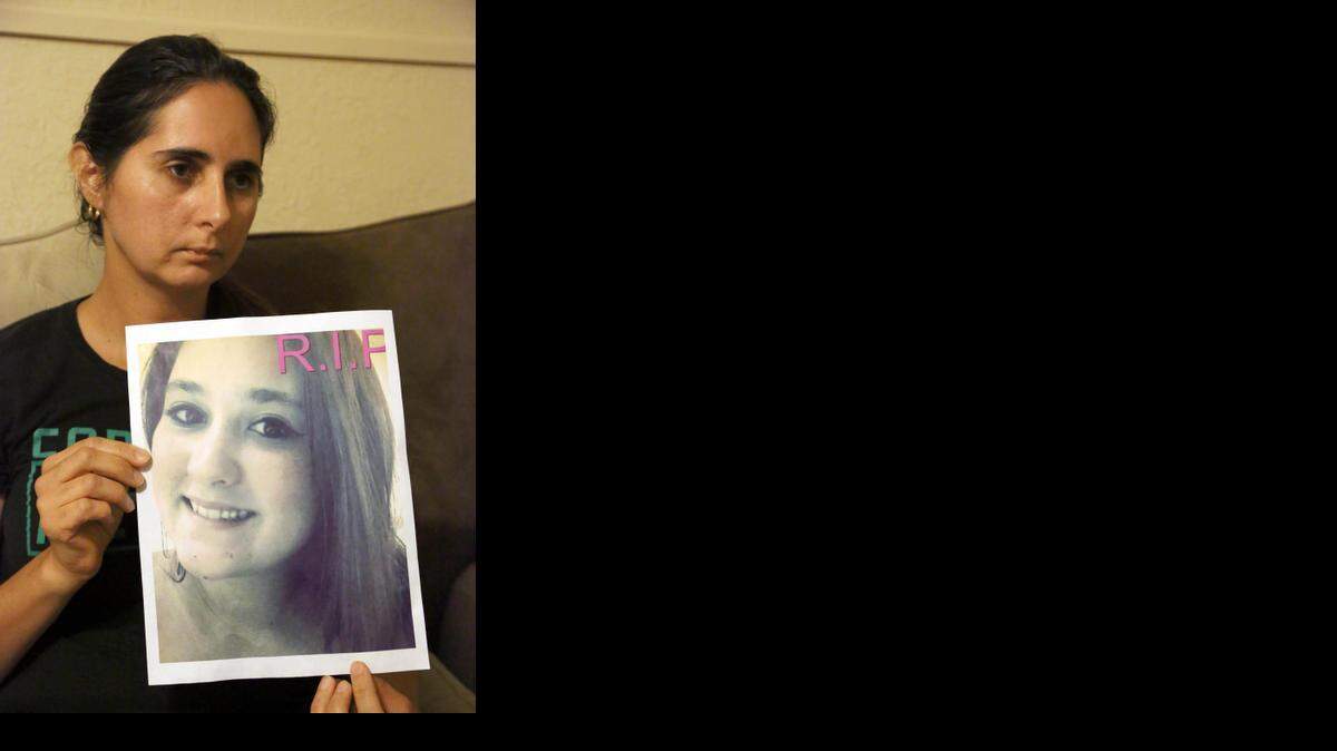 
Andrea Perez, madre de Romina Fernández, sostiene una foto de su hija, el jueves. 


