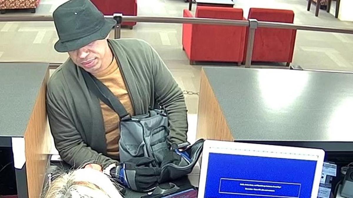 El FBI busca a este hombre acusado de robar un Bank of America ubicado en Sunrise, Broward, el lunes 30 de octubre.