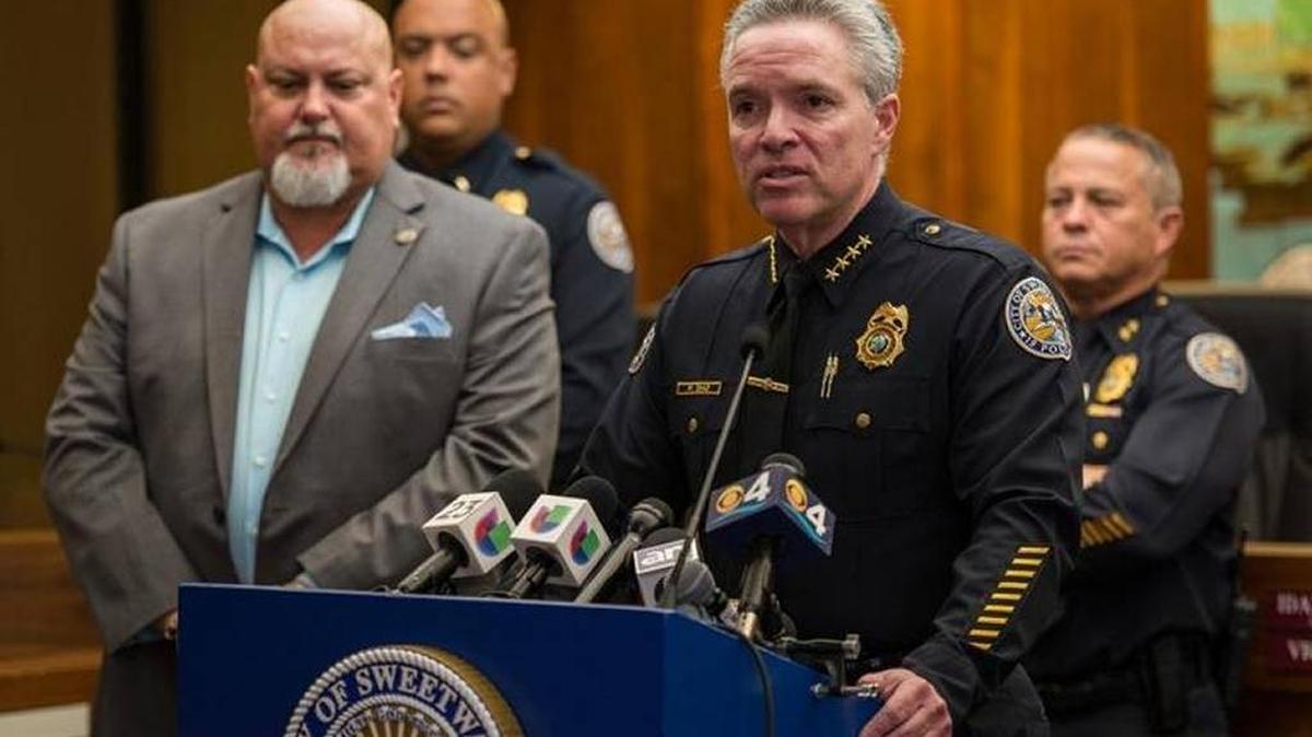 El jefe del Departamento de Policía de Sweetwater, Plácido Díaz, habla en una conferencia de prensa en junio, acompañado por el alcalde de esa ciudad, Orlando López.