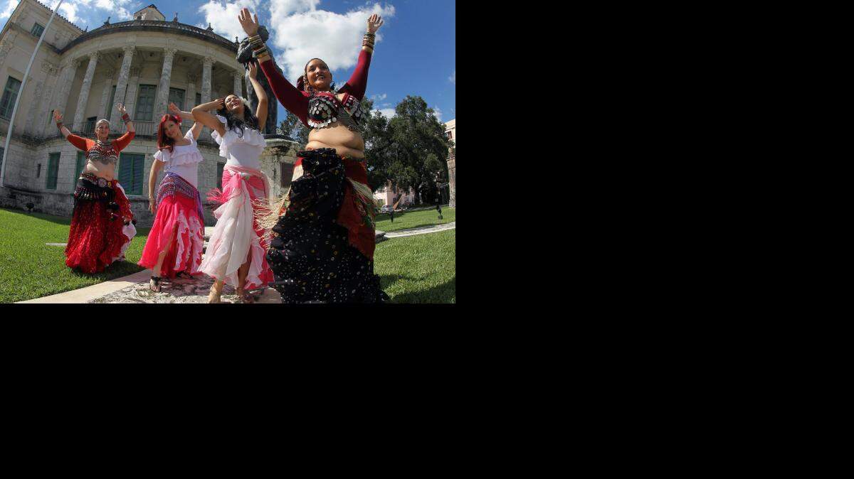 
Las bailarinas Roshana Nofret, Adhara Hernández, Elena Cortizas y Carla Piña se presentaron el sábado haciendo la danza del vientre. 



