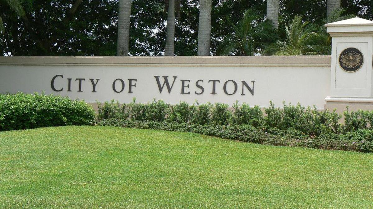 Fundada en 1996, Weston, ciudad de barrios cerrados y lagos artificiales, destacó tanto por su economía, como por su ubicación geográfica