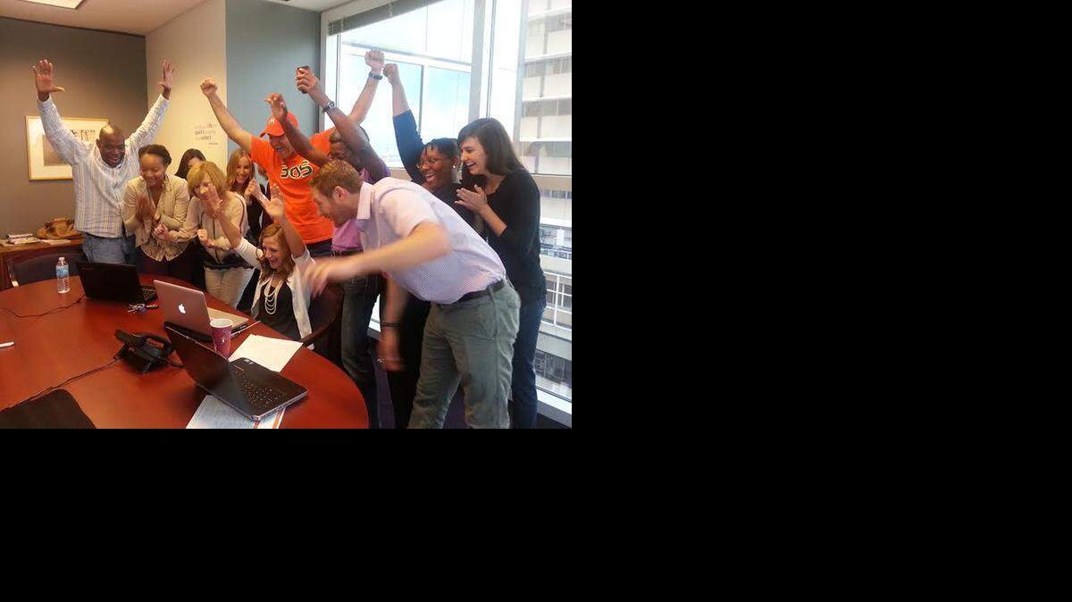 <cutline_leadin>Miembros de </cutline_leadin>Miami Foundation celebran el año pasado al sobrepasar sus pronósticos de donaciones recibidas durante 24 horas en Give Miami Day 2013.<252><252>