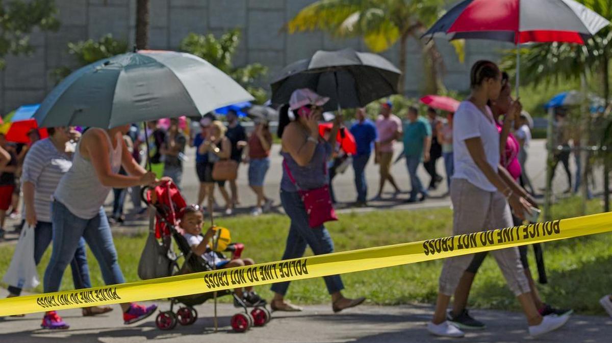 Cientos de personas hacen cola con la esperanza de recibir ayuda de un centro de desastres después del huracán en Tropical Park en West Miami-Dade, el domingo 15 de octubre de 2017.