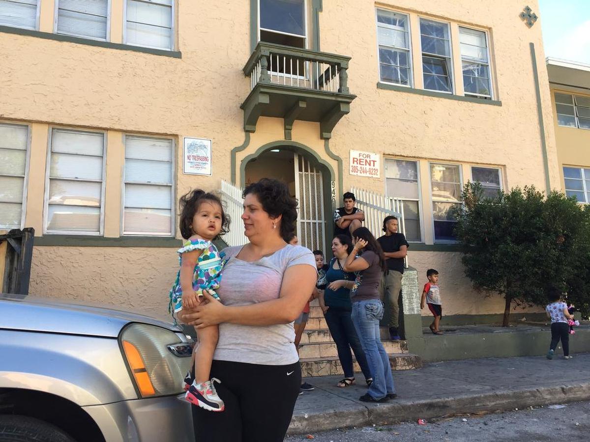 Paula Laguna con su hija Arte, de 1 año, frente al edificio.