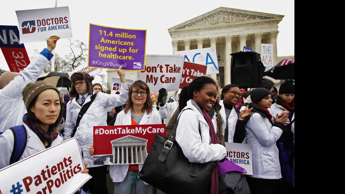 
Partidarios de la Ley de Atención Médica Asequible se reunieron frente al Supremo en Washington.


