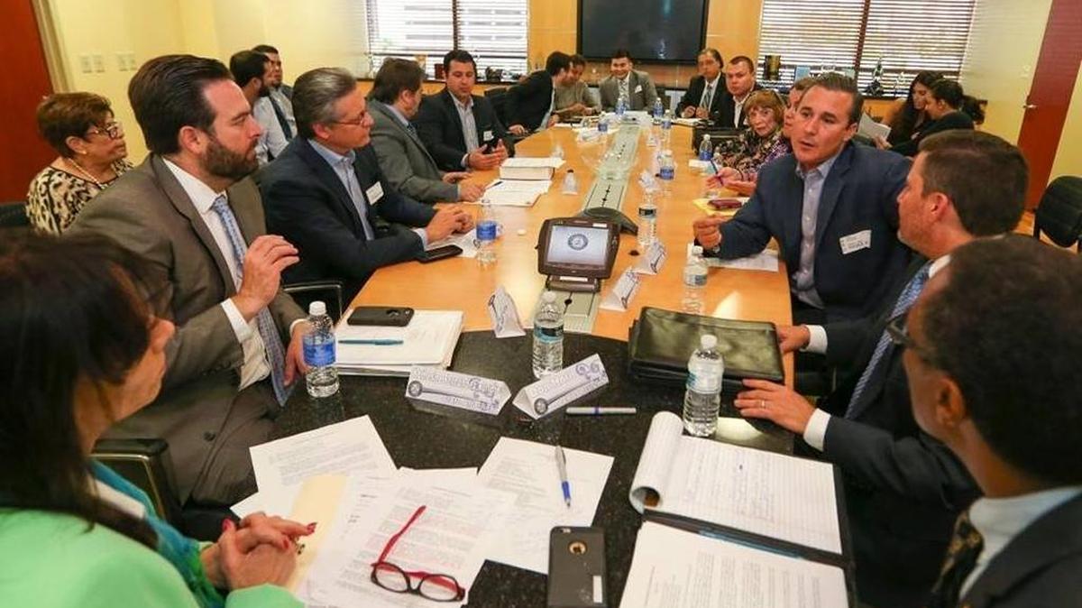 Legisladores hablan el viernes 3 de junio con la fiscal estatal de Miami-Dade, Katherine Fernández-Rundle, sobre los fraudes en condominios.