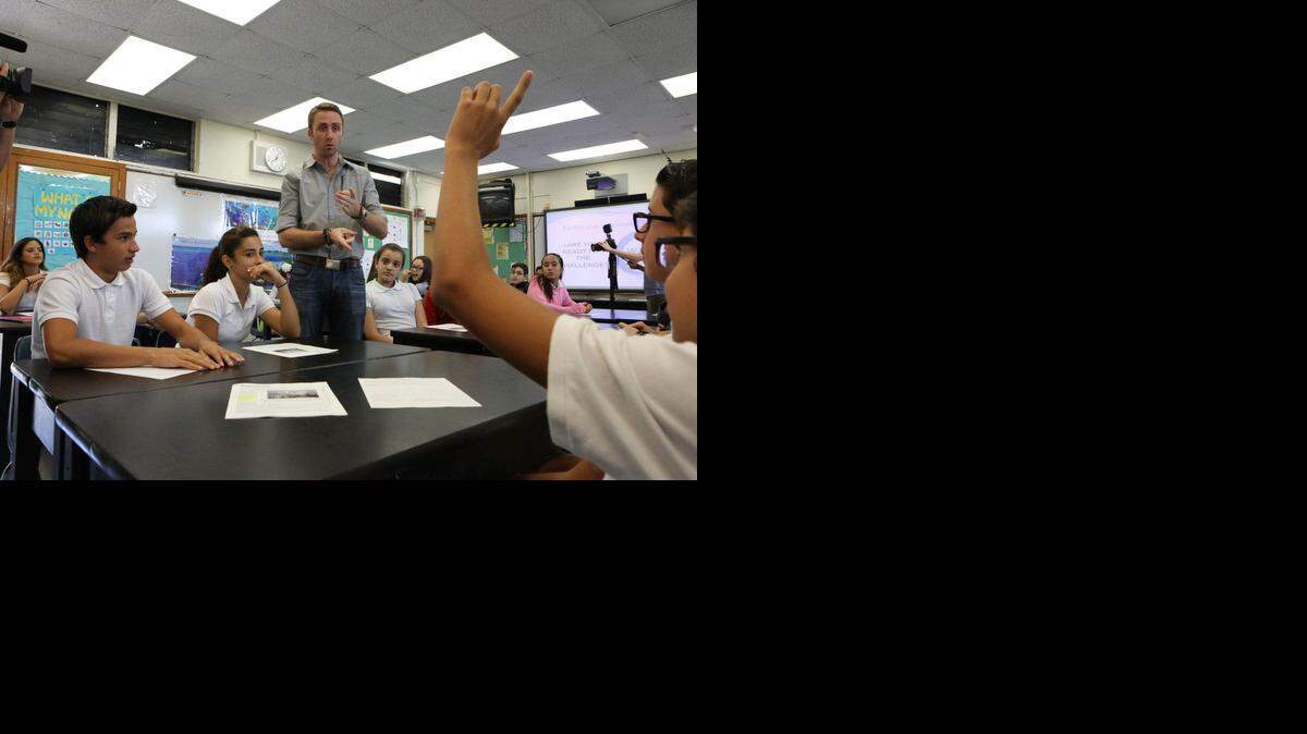 
Philippe Cousteau, quien visitó con su equipo de EarthEcho Expeditions, la escuela Rockway Middle School, contesta las preguntas de los estudiantes.



