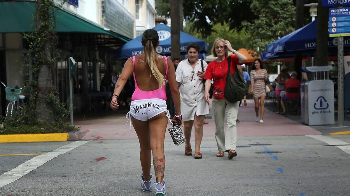 Personas caminan por Lincoln Road el 1 de septiembte de 2016.