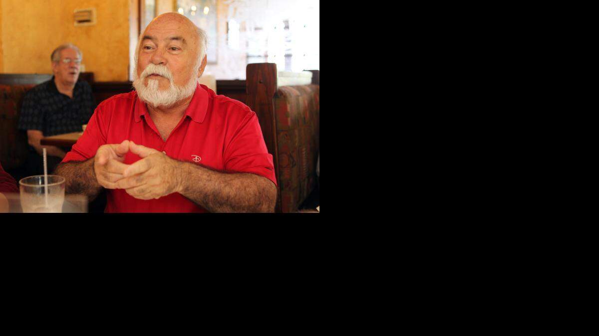 
Nelson Horta en el restaurante La Carreta, de la calle 40 y la 87 Avenida de SW, habla sobre la elección del pasado martes.
