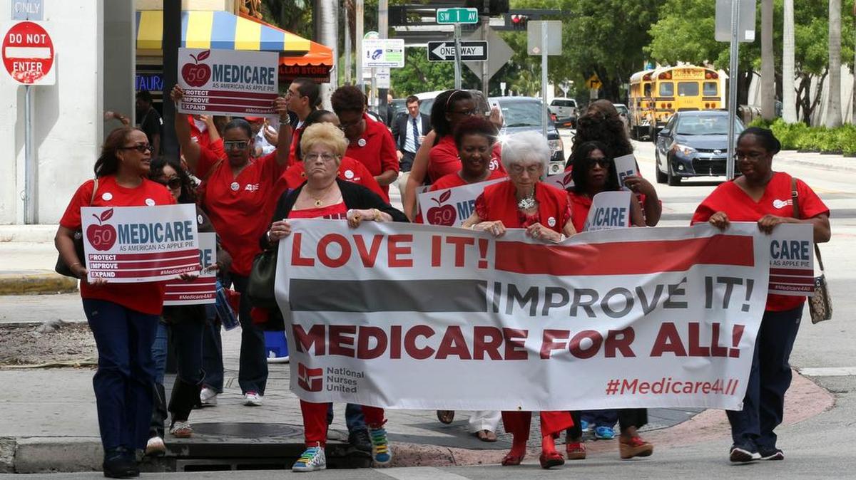 Enfermeras y activistas cívicos marchan el 30 de julio del 2015 durante el 50 aniversario de los programas públicos de salud Medicaid y Medicare.