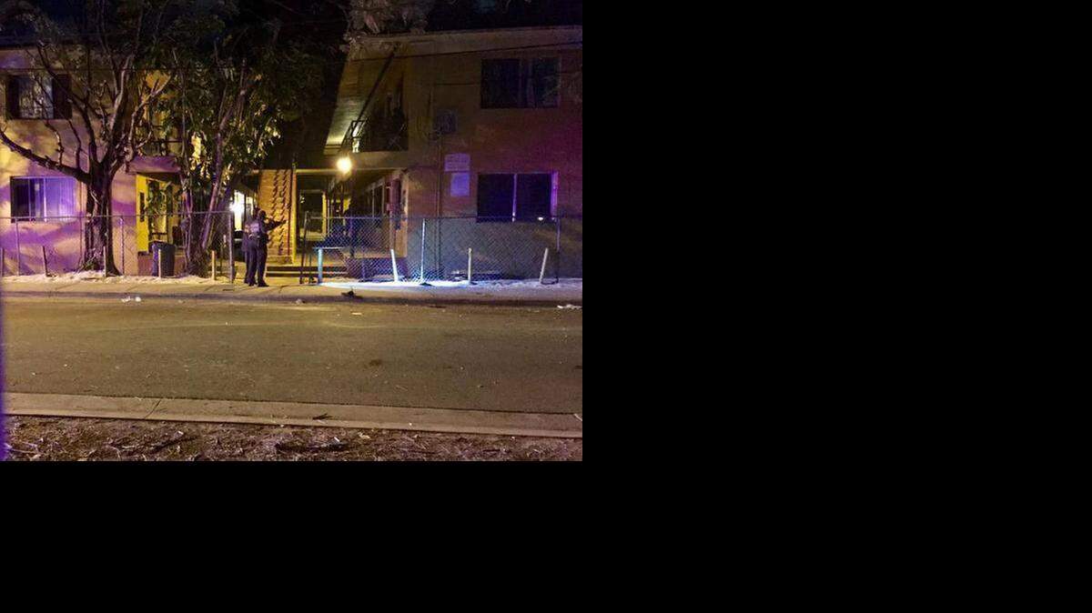 
Cinco personas estaban junto a un complejo de apartamentos en Overtown cuando alguien les disparó desde un todoterreno negro, en movimiento. Los heridos fueron llevados al Hospital Jackson Memorial y su condición es crítica, pero estable.
