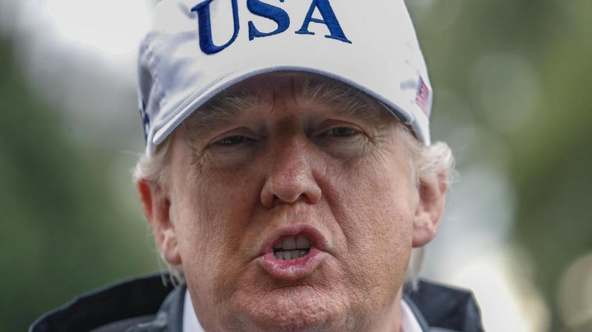 El presidente estadounidense, Donald Trump, se dirige a los medios antes de embarcar en el Marine One en la Casa Blanca en Washington DC, Estados Unidos, el 14 de septiembre de 2017.