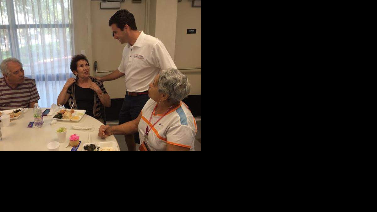 
Daniel Diaz Leyva, candidato republicano a la Cámara de la Florida, habla con residentes de Stirrup Plaza Community Center en Miami.
