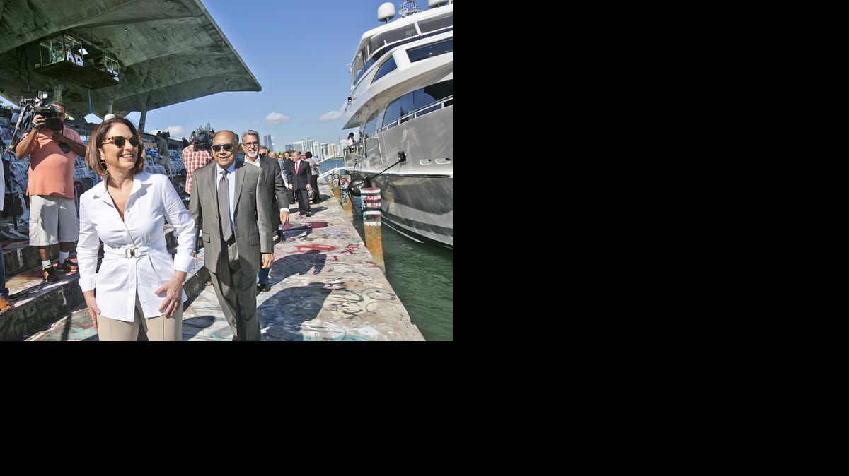 
Gloria Estefan, seguida por el arquitecto Hilario Candela y otras personalidades de la ciudad, llega en su yate para participar en la conferencia de prensa celebrada este jueves en el Miami Marine Stadium, en Virginia Key. 


